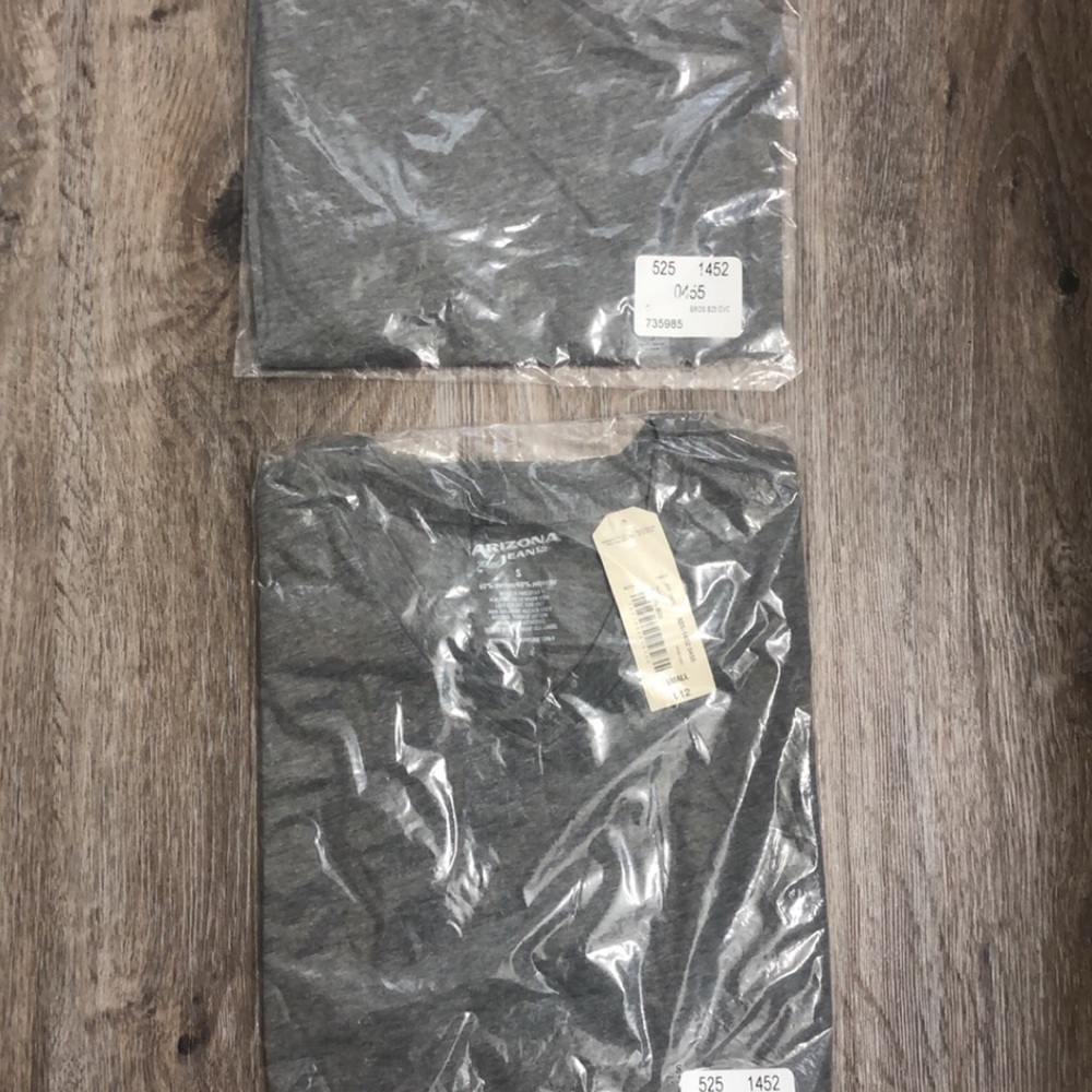 Arizona Men’s V-Neck T-Shirt NWT X2